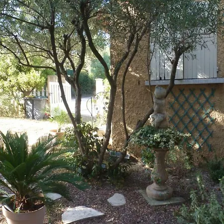 Aux Cigalons Bed & Breakfast *